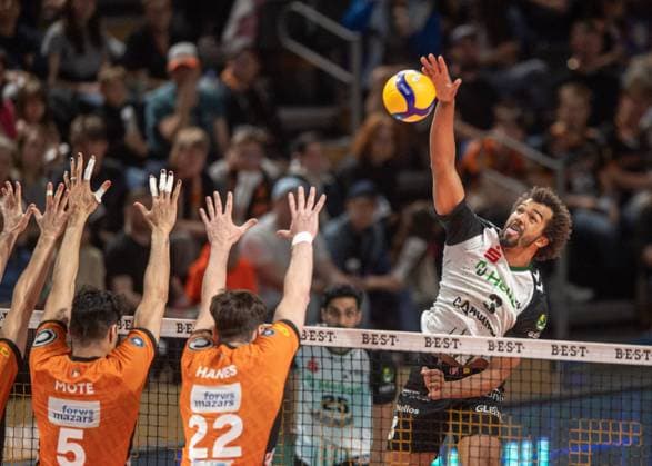Volleyball, Herren, Saison 2024 2025, 1. Bundesliga (Playoffs, Halbfinale, Spiel 3), BR Volleys - Helios Grizzlys Giesen, v. l. Nehemiah Mote (BR Volleys), Jake Hanes (BR Volleys), Michiel Ahyi (Giesen), 13.04. 2025, Copyright: xSebastianxRäppold MatthiasxKochx
