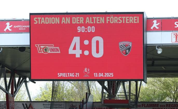 Anzeigetafel mit Endergebnis 4:0 Fußball Fussball 2. Bundesliga Damen Frauen Saison 2024 2025 13.04.2025 1.FC Union Berlin vs. FC Ingolstadt FCI DFL regulations prohibit any use of photographs as image sequences and or quasi-video