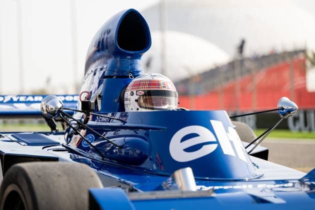 Sir Jackie Stewart (Schottland, Rennfahrer und Weltmeister 1969, 1971, 1973) faehrt eine Benefiz Runde zu Gunsten seiner Stiftung Race against Dementia in seinem Tyrrell 006 von 1973 mit Helm mit Unterschrift aller noch lebender Weltmeister einschließlich Michael Schumacher, BAH, Formel 1 Weltmeisterschaft, Gulf Air Grand Prix von Bahrain, Bahrain International Circuit, Rennen, Saison 2025, 13.04.2025 BAH, Formel 1 Weltmeisterschaft, Gulf Air Grand Prix von Bahrain, Bahrain International Circuit, Rennen, Saison 2025, 13.04.2025 Sakhir Copyright: xEibner-Pressefoto Memmlerx EP_MMR