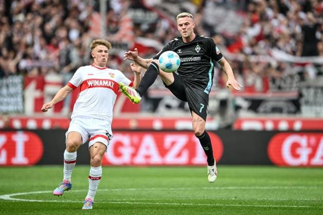 Finn Jeltsch (VfB Stuttgart) und Marvin Ducksch (SV Werder Bremen) im Zweikampf waehrend des Spiels der 1. Bundesliga zwischen VfB Stuttgart und SV Werder Bremen, MHPArena Stuttgart am 13. April 2025 in Stuttgart, Deutschland. (Foto von Harry Langer DeFodi Images) +++ Finn Jeltsch (VfB Stuttgart) und Marvin Ducksch (SV Werder Bremen) battle for the ball during the Bundesliga match between VfB Stuttgart and SV Werder Bremen at MHPArena Stuttgart on April 13, 2025 in Stuttgart, Germany. (Photo by Harry Langer DeFodi Images) DFL regulations prohibit any use of photographs as image sequences and or quasi-video. (Photo by Harry Langer DeFodi Images) DFL regulations prohibit any use of photographs as image sequences and or quasi-video.