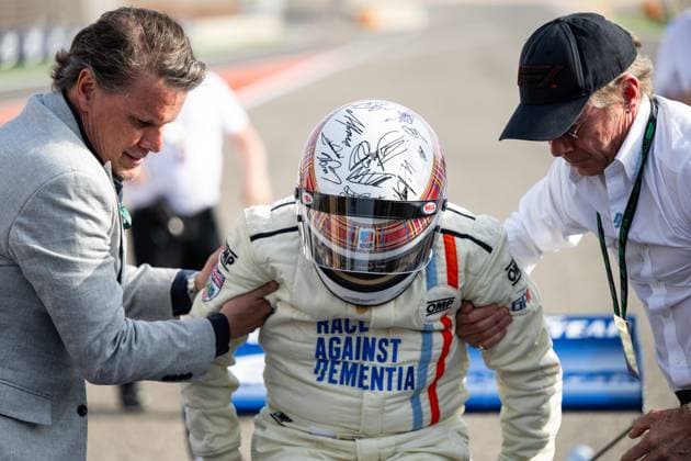 Sir Jackie Stewart (Schottland, Rennfahrer und Weltmeister 1969, 1971, 1973) faehrt eine Benefiz Runde zu Gunsten seiner Stiftung Race against Dementia in seinem Tyrrell 006 von 1973 mit Helm mit Unterschrift aller noch lebender Weltmeister einschließlich Michael Schumacher, BAH, Formel 1 Weltmeisterschaft, Gulf Air Grand Prix von Bahrain, Bahrain International Circuit, Rennen, Saison 2025, 13.04.2025 BAH, Formel 1 Weltmeisterschaft, Gulf Air Grand Prix von Bahrain, Bahrain International Circuit, Rennen, Saison 2025, 13.04.2025 Sakhir Copyright: xEibner-Pressefoto Memmlerx EP_MMR