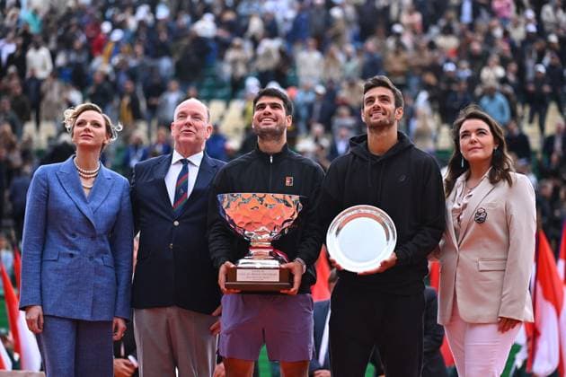 Sport Themen der Woche KW15 Sport Bilder des Tages Prince Albert II And Charlene At Rolex Masters Final - Monaco (L to R) Princess Charlene of Monaco, Prince Albert II of Monaco, Carlos Alcaraz of Spain (1st place), Lorenzo Musetti of Italy (2nd place) and Melanie-Antoinette de Massy at the trophy presentation after the singles final during day eight of the Rolex Monte-Carlo Masters at Monte-Carlo Country Club on April 13, 2025 in Monte-Carlo, Monaco. Photo by Corinne Dubreuil ATP, Tennis Herren Tour ABACAPRESS.COM Monaco Monte-Carlo Monaco  Copyright: xDubreuilxCorinne ABACAx