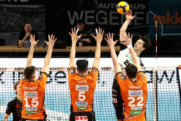 Sport Bilder des Tages DEU, DVV, 1.VBL, BR Volleys vs. Helios Grizzlys Giesen, 13.04.2025, Max-Schmeling-Halle, Berlin, DEU, DVV, 1.VBL, BR Volleys vs. Helios Grizzlys Giesen, im Bild Moritz Reichert (BR Volleys 15), Nehemiah Mote (BR Volleys 5), Jake Hanes (BR Volleys 22), Ethan Champlin (Giesen 20) Foto: Juergen Engler nordphoto GmbH