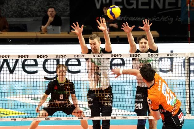 DEU, DVV, 1.VBL, BR Volleys vs. Helios Grizzlys Giesen, 13.04.2025, Max-Schmeling-Halle, Berlin, DEU, DVV, 1.VBL, BR Volleys vs. Helios Grizzlys Giesen, im Bild Jake Hanes (BR Volleys 22), Noah Baxpoehler (Giesen 4), Ethan Champlin (Giesen 20) Foto: Juergen Engler nordphoto GmbH