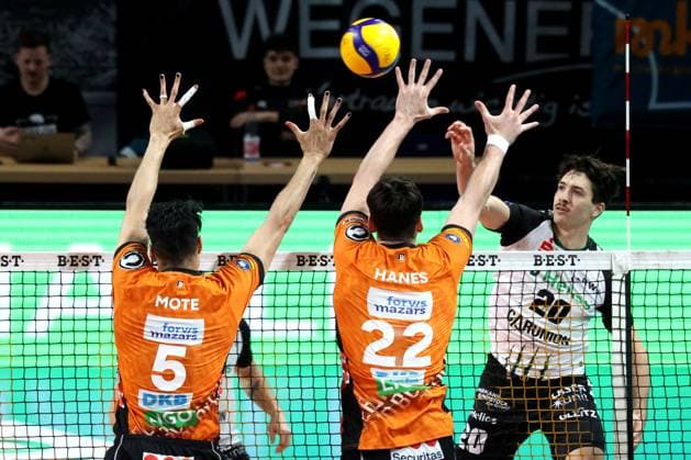 DEU, DVV, 1.VBL, BR Volleys vs. Helios Grizzlys Giesen, 13.04.2025, Max-Schmeling-Halle, Berlin, DEU, DVV, 1.VBL, BR Volleys vs. Helios Grizzlys Giesen, im Bild Nehemiah Mote (BR Volleys 5), Jake Hanes (BR Volleys 22), Ethan Champlin (Giesen 20) Foto: Juergen Engler nordphoto GmbH