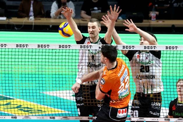 DEU, DVV, 1.VBL, BR Volleys vs. Helios Grizzlys Giesen, 13.04.2025, Max-Schmeling-Halle, Berlin, DEU, DVV, 1.VBL, BR Volleys vs. Helios Grizzlys Giesen, im Bild Jake Hanes (BR Volleys 22), Noah Baxpoehler (Giesen 4), Ethan Champlin (Giesen 20) Foto: Juergen Engler nordphoto GmbH