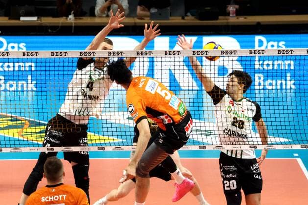 DEU, DVV, 1.VBL, BR Volleys vs. Helios Grizzlys Giesen, 13.04.2025, Max-Schmeling-Halle, Berlin, DEU, DVV, 1.VBL, BR Volleys vs. Helios Grizzlys Giesen, im Bild Nehemiah Mote (BR Volleys 5), Noah Baxpoehler (Giesen 4), Ethan Champlin (Giesen 20) Foto: Juergen Engler nordphoto GmbH