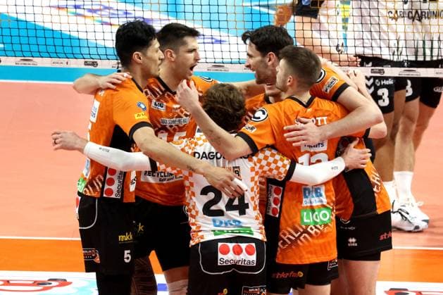 DEU, DVV, 1.VBL, BR Volleys vs. Helios Grizzlys Giesen, 13.04.2025, Max-Schmeling-Halle, Berlin, DEU, DVV, 1.VBL, BR Volleys vs. Helios Grizzlys Giesen, im Bild BR Volleys-Spielerkreis Foto: Juergen Engler nordphoto GmbH