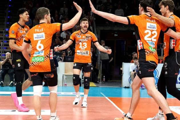 DEU, DVV, 1.VBL, BR Volleys vs. Helios Grizzlys Giesen, 13.04.2025, Max-Schmeling-Halle, Berlin, DEU, DVV, 1.VBL, BR Volleys vs. Helios Grizzlys Giesen, im Bild BR Volleys-Spielerkreis, Ruben Schott (BR Volleys 13) Foto: Juergen Engler nordphoto GmbH