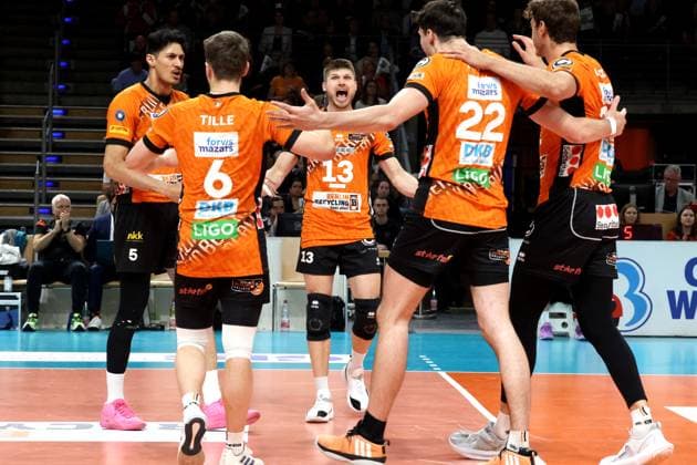 DEU, DVV, 1.VBL, BR Volleys vs. Helios Grizzlys Giesen, 13.04.2025, Max-Schmeling-Halle, Berlin, DEU, DVV, 1.VBL, BR Volleys vs. Helios Grizzlys Giesen, im Bild BR Volleys-Spielerkreis, Ruben Schott (BR Volleys 13) Foto: Juergen Engler nordphoto GmbH