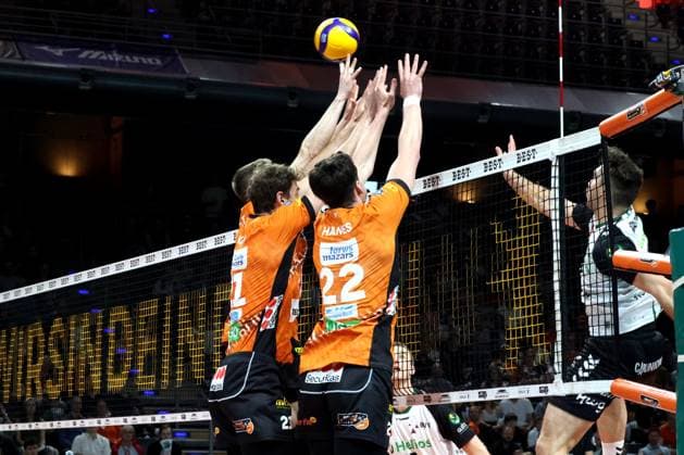 DEU, DVV, 1.VBL, BR Volleys vs. Helios Grizzlys Giesen, 13.04.2025, Max-Schmeling-Halle, Berlin, DEU, DVV, 1.VBL, BR Volleys vs. Helios Grizzlys Giesen, im Bild Block, abgeblockt, Jake Hanes (BR Volleys 22), Tobias Krick (BR Volleys 21), Ruben Schott (BR Volleys 13), Jori Mantha (Giesen 13) Foto: Juergen Engler nordphoto GmbH