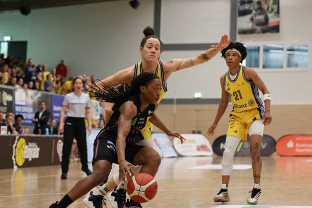 13.04.2025, Basketball, Frauen, Toyota Damen Basketball Bundesliga, Saison 2024 2025, Playoff Halbfinale, Spiel 4, Saarlouis Royals - Alba Berlin, Martha Burse (Saarlouis Royals), Deeshyra Thomas (Alba Berlin) Saarlouis Stadtgartenhalle Saarland Deutschland (DE) Copyright: xSebastianxBachx