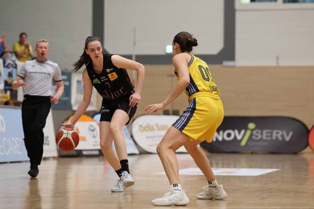 13.04.2025, Basketball, Frauen, Toyota Damen Basketball Bundesliga, Saison 2024 2025, Playoff Halbfinale, Spiel 4, Saarlouis Royals - Alba Berlin, Marusa Senicar (Saarlouis Royals), Maggie Mulligan (Alba Berlin) Saarlouis Stadtgartenhalle Saarland Deutschland (DE) Copyright: xSebastianxBachx