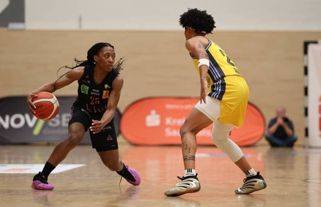 13.04.2025, Basketball, Frauen, Toyota Damen Basketball Bundesliga, Saison 2024 2025, Playoff Halbfinale, Spiel 4, Saarlouis Royals - Alba Berlin, Martha Burse (Saarlouis Royals), Deeshyra Thomas (Alba Berlin) Saarlouis Stadtgartenhalle Saarland Deutschland (DE) Copyright: xSebastianxBachx