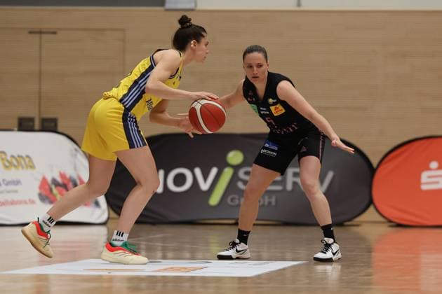 13.04.2025, Basketball, Frauen, Toyota Damen Basketball Bundesliga, Saison 2024 2025, Playoff Halbfinale, Spiel 4, Saarlouis Royals - Alba Berlin, Magaly Meynadier (Saarlouis Royals), Maggie Mulligan (Alba Berlin) Saarlouis Stadtgartenhalle Saarland Deutschland (DE) Copyright: xSebastianxBachx