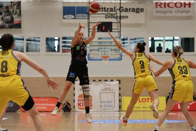 13.04.2025, Basketball, Frauen, Toyota Damen Basketball Bundesliga, Saison 2024 2025, Playoff Halbfinale, Spiel 4, Saarlouis Royals - Alba Berlin, Monika Jasnowska (Saarlouis Royals), Theresa Simon (Alba Berlin) Saarlouis Stadtgartenhalle Saarland Deutschland (DE) Copyright: xSebastianxBachx