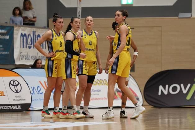 13.04.2025, Basketball, Frauen, Toyota Damen Basketball Bundesliga, Saison 2024 2025, Playoff Halbfinale, Spiel 4, Saarlouis Royals - Alba Berlin, Die Mannschaft (Alba Berlin) Saarlouis Stadtgartenhalle Saarland Deutschland (DE) Copyright: xSebastianxBachx