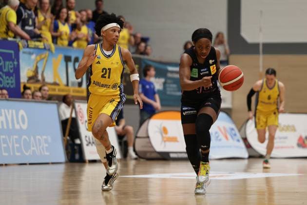 13.04.2025, Basketball, Frauen, Toyota Damen Basketball Bundesliga, Saison 2024 2025, Playoff Halbfinale, Spiel 4, Saarlouis Royals - Alba Berlin, Victoria Majekodummi (Saarlouis Royals), Deeshyra Thomas (Alba Berlin) Saarlouis Stadtgartenhalle Saarland Deutschland (DE) Copyright: xSebastianxBachx