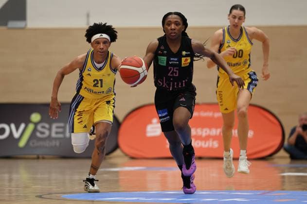 13.04.2025, Basketball, Frauen, Toyota Damen Basketball Bundesliga, Saison 2024 2025, Playoff Halbfinale, Spiel 4, Saarlouis Royals - Alba Berlin, Martha Burse (Saarlouis Royals), Deeshyra Thomas (Alba Berlin) Saarlouis Stadtgartenhalle Saarland Deutschland (DE) Copyright: xSebastianxBachx