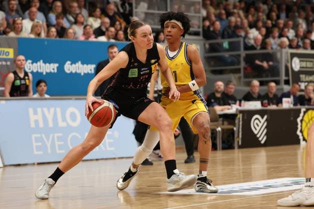 13.04.2025, Basketball, Frauen, Toyota Damen Basketball Bundesliga, Saison 2024 2025, Playoff Halbfinale, Spiel 4, Saarlouis Royals - Alba Berlin, Gabija Meskonyte (Saarlouis Royals), Deeshyra Thomas (Alba Berlin) Saarlouis Stadtgartenhalle Saarland Deutschland (DE) Copyright: xSebastianxBachx