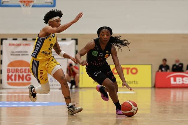 13.04.2025, Basketball, Frauen, Toyota Damen Basketball Bundesliga, Saison 2024 2025, Playoff Halbfinale, Spiel 4, Saarlouis Royals - Alba Berlin, Martha Burse (Saarlouis Royals), Deeshyra Thomas (Alba Berlin) Saarlouis Stadtgartenhalle Saarland Deutschland (DE) Copyright: xSebastianxBachx