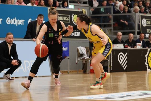 13.04.2025, Basketball, Frauen, Toyota Damen Basketball Bundesliga, Saison 2024 2025, Playoff Halbfinale, Spiel 4, Saarlouis Royals - Alba Berlin, Roosa Lehtoranta (Saarlouis Royals), Tessa Stammberger (Alba Berlin) Saarlouis Stadtgartenhalle Saarland Deutschland (DE) Copyright: xSebastianxBachx