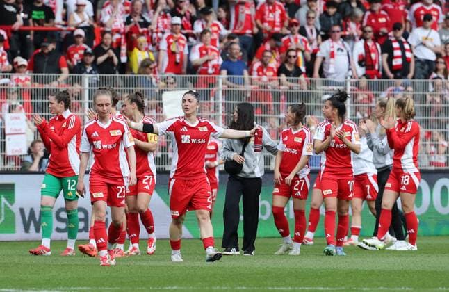 Unionmannschaft feiert 4:0 Sieg vor den Fans Freude Emotion Jubel nach Spielende Fußball Fussball 2. Bundesliga Damen Frauen Saison 2024 2025 13.04.2025 1.FC Union Berlin vs. FC Ingolstadt FCI DFL regulations prohibit any use of photographs as image sequences and or quasi-video