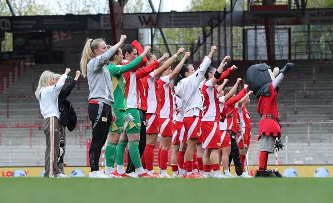 Unionmannschaft feiert 4:0 Sieg vor den Fans Freude Emotion Jubel nach Spielende Fußball Fussball 2. Bundesliga Damen Frauen Saison 2024 2025 13.04.2025 1.FC Union Berlin vs. FC Ingolstadt FCI DFL regulations prohibit any use of photographs as image sequences and or quasi-video