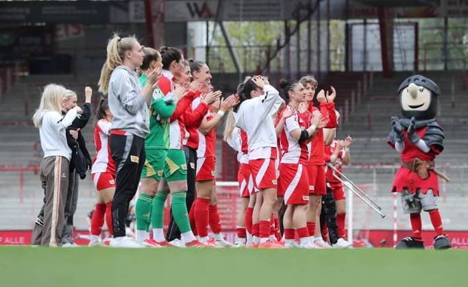 Unionmannschaft feiert 4:0 Sieg vor den Fans Freude Emotion Jubel nach Spielende Fußball Fussball 2. Bundesliga Damen Frauen Saison 2024 2025 13.04.2025 1.FC Union Berlin vs. FC Ingolstadt FCI DFL regulations prohibit any use of photographs as image sequences and or quasi-video