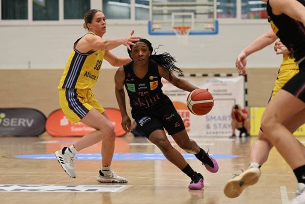 13.04.2025, Basketball, Frauen, Toyota Damen Basketball Bundesliga, Saison 2024 2025, Playoff Halbfinale, Spiel 4, Saarlouis Royals - Alba Berlin, Martha Burse (Saarlouis Royals), Emily Kiser (Alba Berlin) Saarlouis Stadtgartenhalle Saarland Deutschland (DE) Copyright: xSebastianxBachx