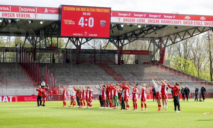 Fußball, Frauen, Saison 2024 2025, 2. Frauen-Bundesliga (21. Spieltag), 1. FC Union Berlin - FC Ingolstadt 04, Union-Jubel nach dem Abpfiff, Anzeigetafel mit 4:0-Endstand, 13.04. 2025, Copyright: xMatthiasxKochx