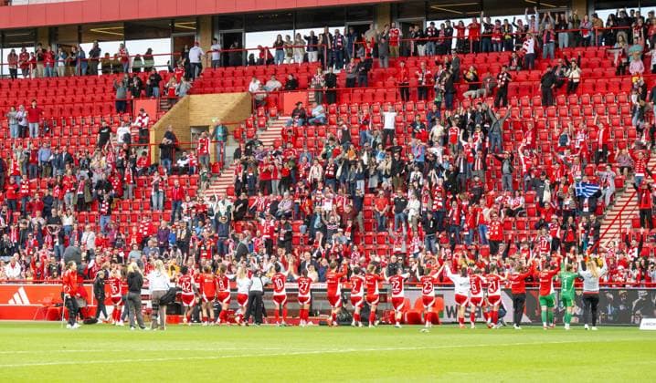 Fußball, Frauen, Saison 2024 2025, 2. Frauen-Bundesliga (21. Spieltag), 1. FC Union Berlin - FC Ingolstadt 04, Union-Jubel nach dem Abpfiff, 13.04. 2025, Copyright: xMatthiasxKochx