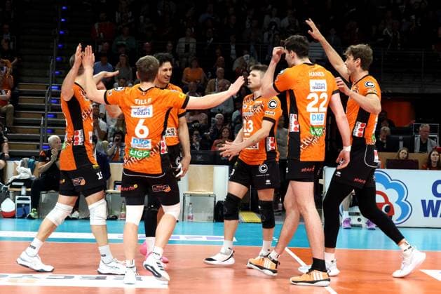 DEU, DVV, 1.VBL, BR Volleys vs. Helios Grizzlys Giesen, 13.04.2025, Max-Schmeling-Halle, Berlin, DEU, DVV, 1.VBL, BR Volleys vs. Helios Grizzlys Giesen, im Bild BR Volleys-Spielerkreis, Ruben Schott (BR Volleys 13) Foto: Juergen Engler nordphoto GmbH