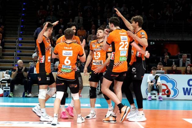 DEU, DVV, 1.VBL, BR Volleys vs. Helios Grizzlys Giesen, 13.04.2025, Max-Schmeling-Halle, Berlin, DEU, DVV, 1.VBL, BR Volleys vs. Helios Grizzlys Giesen, im Bild BR Volleys-Spielerkreis, Ruben Schott (BR Volleys 13) Foto: Juergen Engler nordphoto GmbH