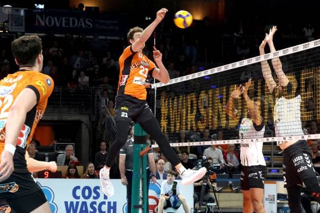 DEU, DVV, 1.VBL, BR Volleys vs. Helios Grizzlys Giesen, 13.04.2025, Max-Schmeling-Halle, Berlin, DEU, DVV, 1.VBL, BR Volleys vs. Helios Grizzlys Giesen, im Bild Tobias Krick (BR Volleys 21) Foto: Juergen Engler nordphoto GmbH