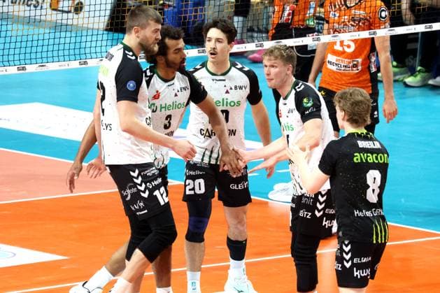 DEU, DVV, 1.VBL, BR Volleys vs. Helios Grizzlys Giesen, 13.04.2025, Max-Schmeling-Halle, Berlin, DEU, DVV, 1.VBL, BR Volleys vs. Helios Grizzlys Giesen, im Bild Gießener-Spielerkreis Foto: Juergen Engler nordphoto GmbH