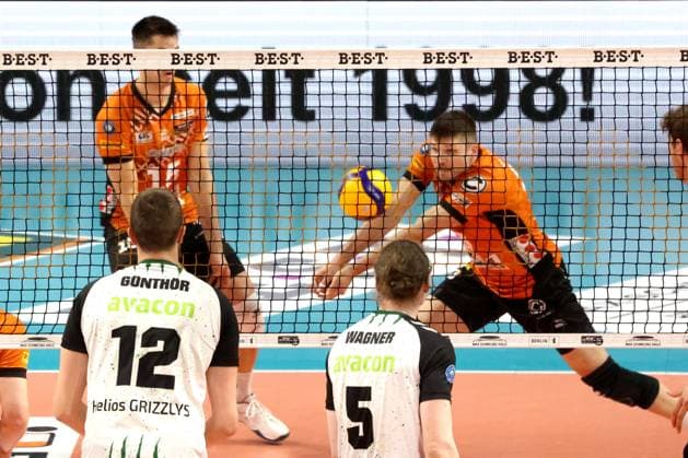 DEU, DVV, 1.VBL, BR Volleys vs. Helios Grizzlys Giesen, 13.04.2025, Max-Schmeling-Halle, Berlin, DEU, DVV, 1.VBL, BR Volleys vs. Helios Grizzlys Giesen, im Bild Ruben Schott (BR Volleys 13), Moritz Reichert (BR Volleys 15), Jakob Guenthoer (Giesen 12), Hauke Wagner (Giesen 5) Foto: Juergen Engler nordphoto GmbH