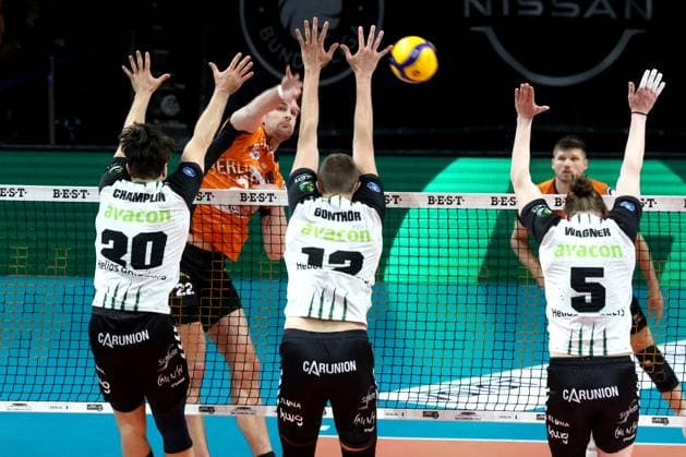 DEU, DVV, 1.VBL, BR Volleys vs. Helios Grizzlys Giesen, 13.04.2025, Max-Schmeling-Halle, Berlin, DEU, DVV, 1.VBL, BR Volleys vs. Helios Grizzlys Giesen, im Bild Jake Hanes (BR Volleys 22), Ethan Champlin (Giesen 20), Jakob Guenthoer (Giesen 12), Hauke Wagner (Giesen 5) Foto: Juergen Engler nordphoto GmbH
