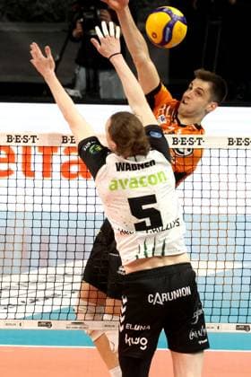 DEU, DVV, 1.VBL, BR Volleys vs. Helios Grizzlys Giesen, 13.04.2025, Max-Schmeling-Halle, Berlin, DEU, DVV, 1.VBL, BR Volleys vs. Helios Grizzlys Giesen, im Bild Moritz Reichert (BR Volleys 15), Hauke Wagner (Giesen 5) Foto: Juergen Engler nordphoto GmbH