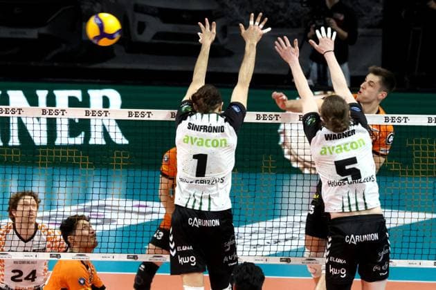 DEU, DVV, 1.VBL, BR Volleys vs. Helios Grizzlys Giesen, 13.04.2025, Max-Schmeling-Halle, Berlin, DEU, DVV, 1.VBL, BR Volleys vs. Helios Grizzlys Giesen, im Bild Moritz Reichert (BR Volleys 15), Miguel Sinfronio (Giesen 1), Hauke Wagner (Giesen 5) Foto: Juergen Engler nordphoto GmbH