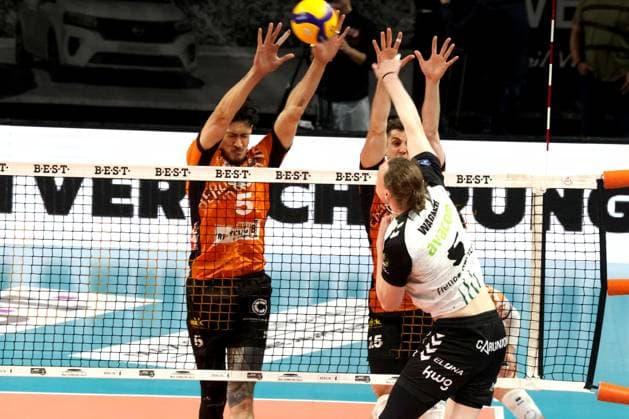 DEU, DVV, 1.VBL, BR Volleys vs. Helios Grizzlys Giesen, 13.04.2025, Max-Schmeling-Halle, Berlin, DEU, DVV, 1.VBL, BR Volleys vs. Helios Grizzlys Giesen, im Bild Nehemiah Mote (BR Volleys 5), Moritz Reichert (BR Volleys 15), Hauke Wagner (Giesen 5) Foto: Juergen Engler nordphoto GmbH
