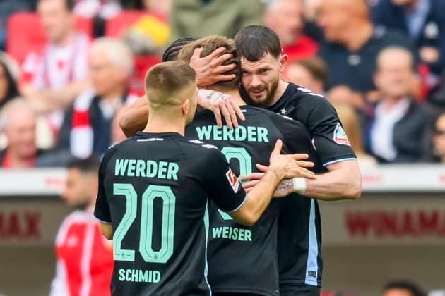 GER, DFB, VFB Stuttgart vs SV Wrerder Bremen 13.04.2025, , Stuttgart, GER, DFB, VFB Stuttgart vs SV Wrerder Bremen, im Bild Jubel nach dem Tor zum 1-1 durch Oliver Burke (SV Werder Bremen 15) mit Mitchell Weiser (SV Werder Bremen 8) Felix Agu (SV Werder Bremen 27) Romano Schmid (SV Werder Bremen 20)