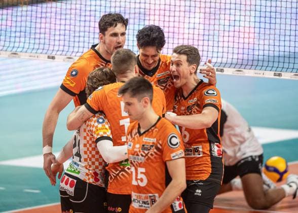 Volleyball, Herren, Saison 2024 2025, 1. Bundesliga (Playoffs, Halbfinale, Spiel 3), BR Volleys - Helios Grizzlys Giesen, v. l. Jake Hanes (BR Volleys), Kyle Dagostino (BR Volleys), Ruben Schott (BR Volleys), Nehemiah Mote (BR Volleys), Moritz Reichert (BR Volleys), Johannes Tille (BR Volleys), 13.04. 2025, Copyright: xSebastianxRäppold MatthiasxKochx