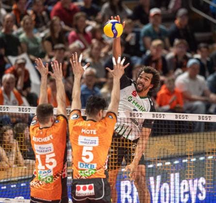 Volleyball, Herren, Saison 2024 2025, 1. Bundesliga (Playoffs, Halbfinale, Spiel 3), BR Volleys - Helios Grizzlys Giesen, v. l. Moritz Reichert (BR Volleys), Nehemiah Mote (BR Volleys), Michiel Ahyi (Giesen), 13.04. 2025, Copyright: xSebastianxRäppold MatthiasxKochx