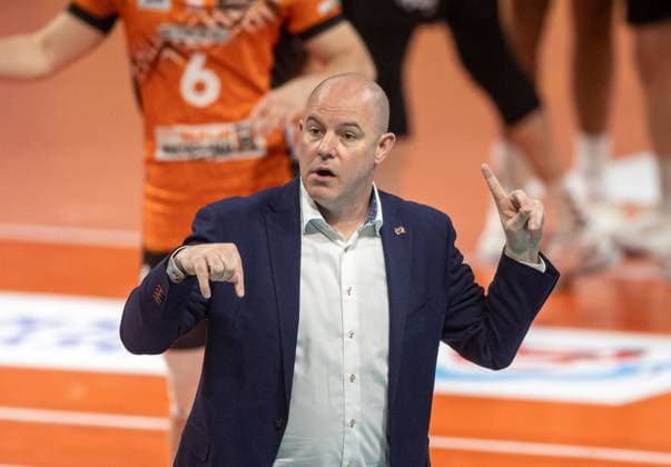 Volleyball, Herren, Saison 2024 2025, 1. Bundesliga (Playoffs, Halbfinale, Spiel 3), BR Volleys - Helios Grizzlys Giesen, Trainer Joel Banks (BR Volleys), 13.04. 2025, Copyright: xSebastianxRäppold MatthiasxKochx