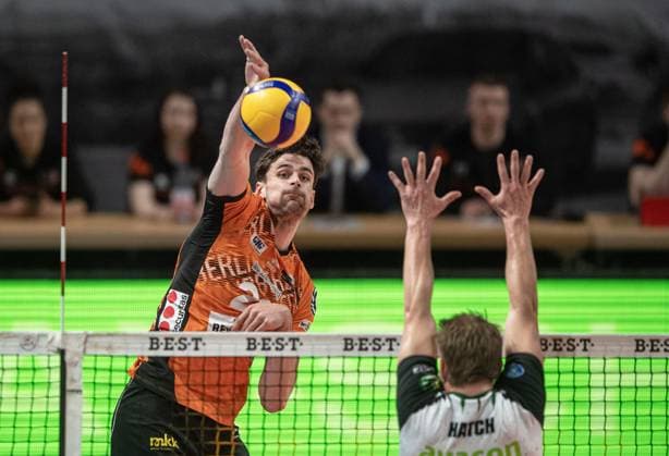 Volleyball, Herren, Saison 2024 2025, 1. Bundesliga (Playoffs, Halbfinale, Spiel 3), BR Volleys - Helios Grizzlys Giesen, v. l. Jake Hanes (BR Volleys), John Hatch (Giesen), 13.04. 2025, Copyright: xSebastianxRäppold MatthiasxKochx
