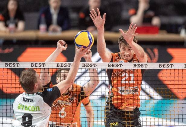Volleyball, Herren, Saison 2024 2025, 1. Bundesliga (Playoffs, Halbfinale, Spiel 3), BR Volleys - Helios Grizzlys Giesen, v. l. John Hatch (Giesen), Johannes Tille (BR Volleys), Tobias Krick (BR Volleys), 13.04. 2025, Copyright: xSebastianxRäppold MatthiasxKochx