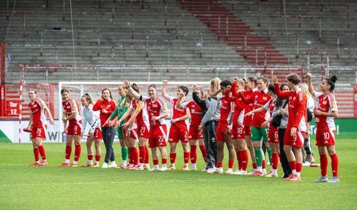 Fußball, Frauen, Saison 2024 2025, 2. Frauen-Bundesliga (21. Spieltag), 1. FC Union Berlin - FC Ingolstadt 04, Union-Jubel nach dem Abpfiff, 13.04. 2025, Copyright: xMatthiasxKochx