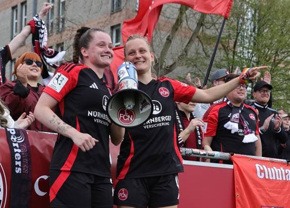 13.04.2025 - Fussball - Saison 2024 2025 - 2. Frauen - Fussball - Bundesliga - 21. Spieltag: 1. FC Nürnberg FCN ( Club Clubfrauen ) - SC Sand - Sportfoto Zink DaMa - xdaxmax - Jubel Freude nach Spielende - Jacqueline Baumgärtel (20, 1. FC Nürnberg FCN ) Luisa Guttenberger (4, 1. FC Nürnberg FCN ) mit Megafon