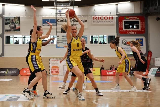 13.04.2025, Basketball, Frauen, Toyota Damen Basketball Bundesliga, Saison 2024 2025, Playoff Halbfinale, Spiel 4, Saarlouis Royals - Alba Berlin, Magaly Meynadier (Saarlouis Royals), Henriette Höfermann (Alba Berlin) Saarlouis Stadtgartenhalle Saarland Deutschland (DE) Copyright: xSebastianxBachx